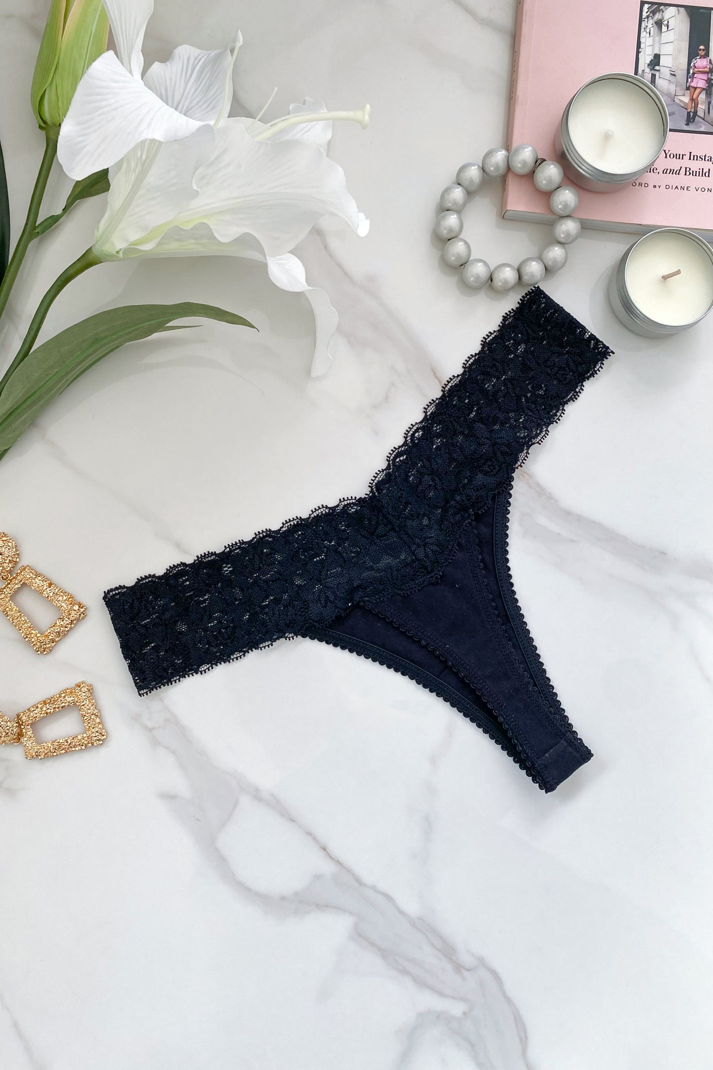 Cotton thong in black with lace band