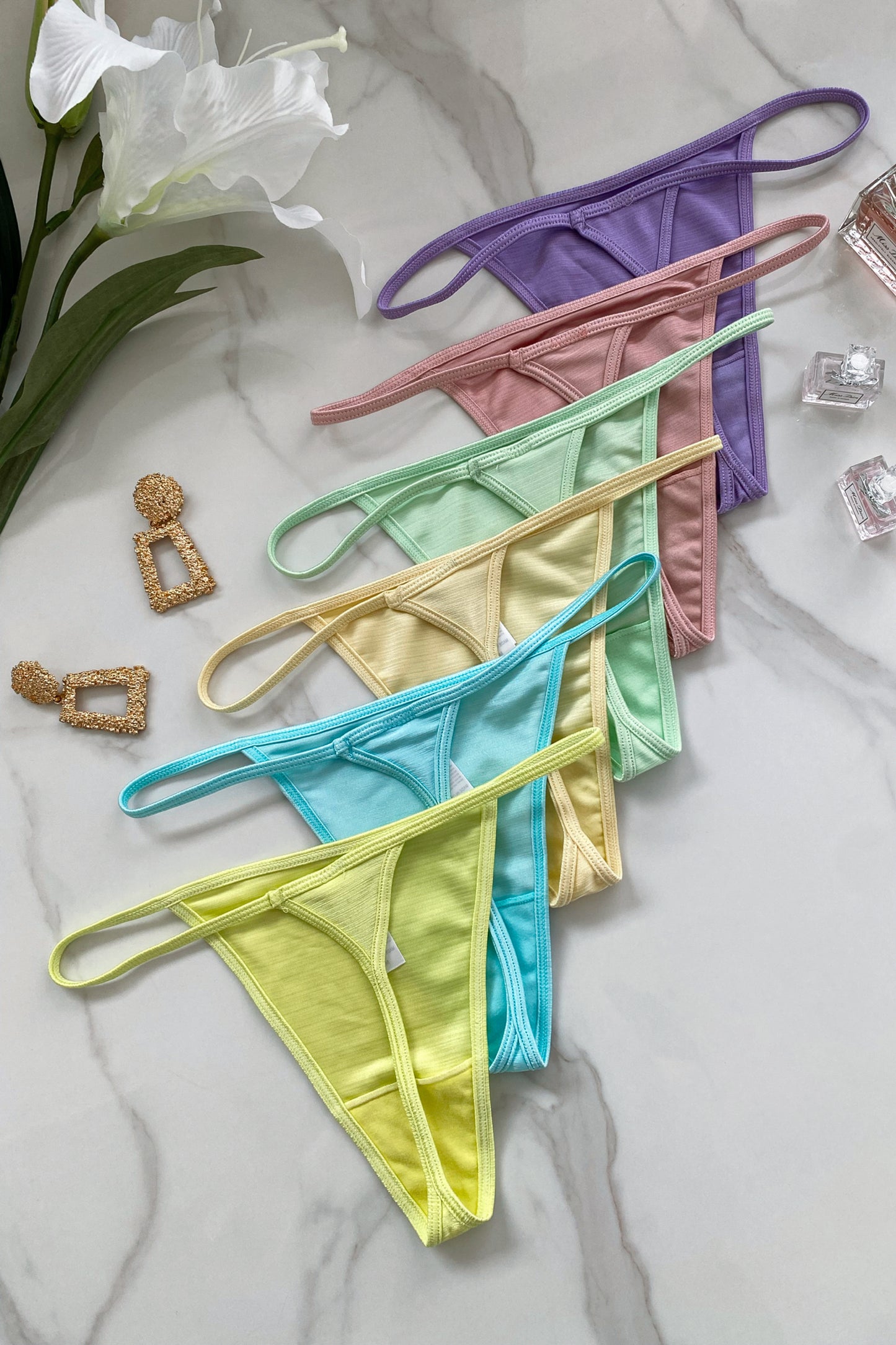 High-quality assorted thong set with comfortable fit and unexpected colour combinations