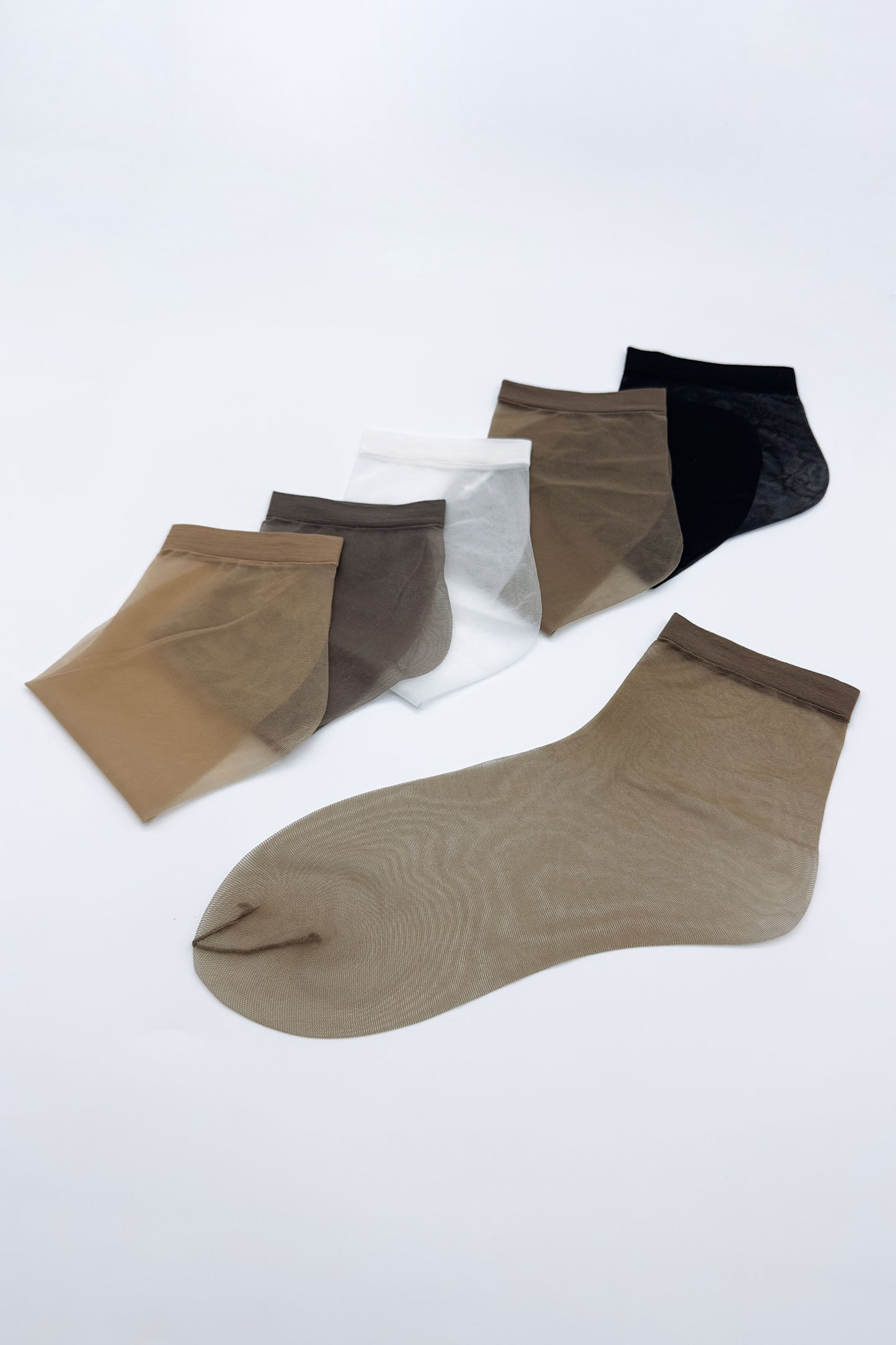 Lightweight ankle socks made of nylon in neutral shades