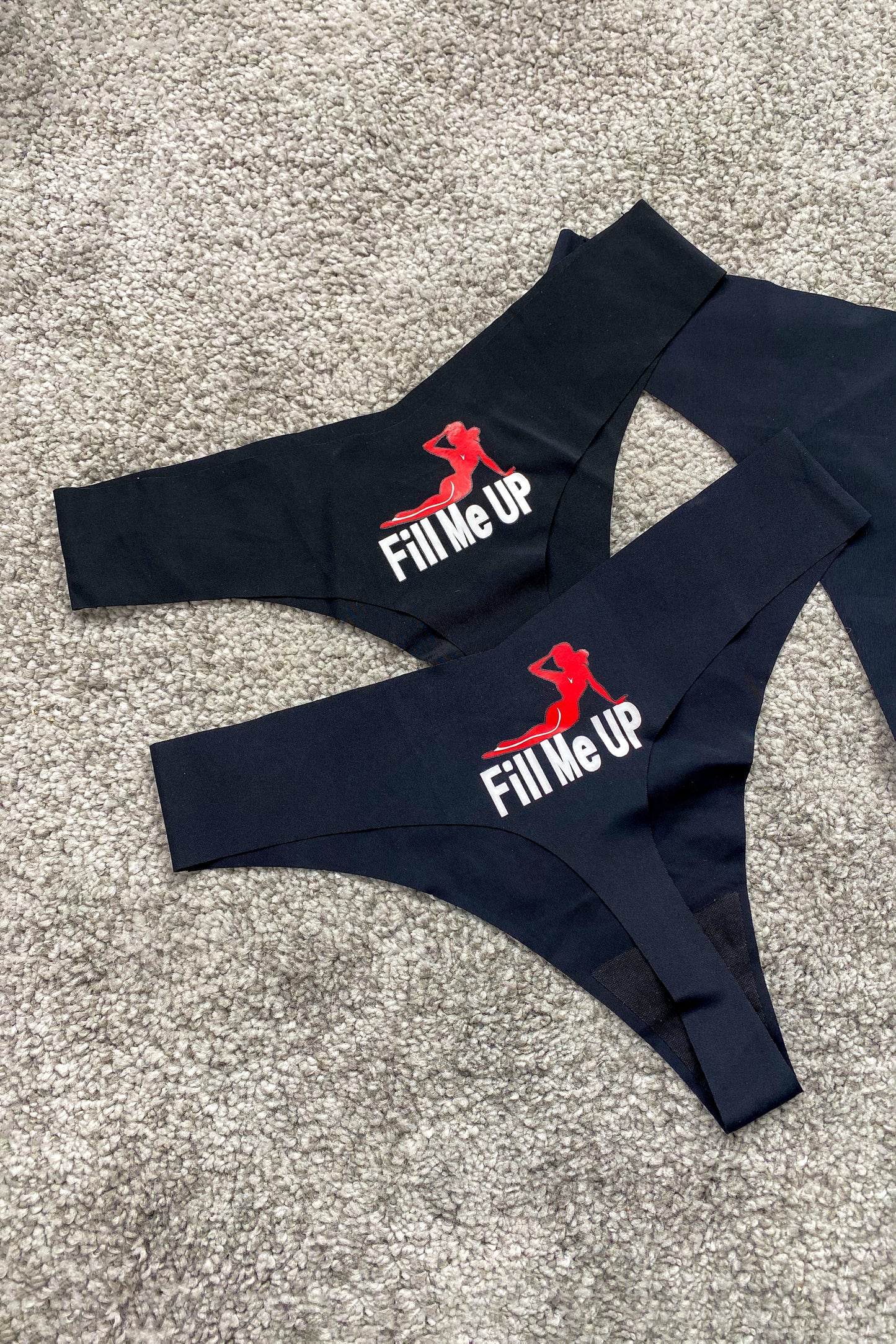 Seamless novelty thong – black underwear with cheeky 'Fill Me Up' front print