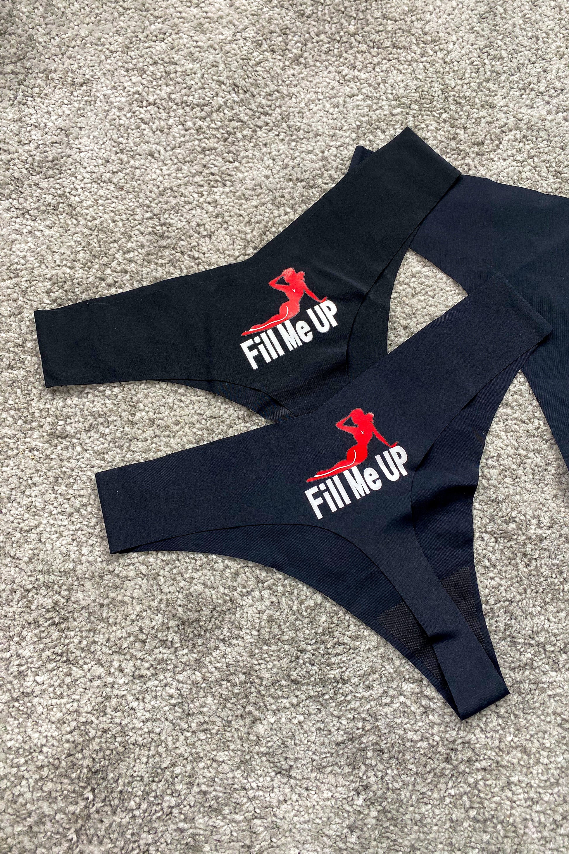 Seamless novelty thong – black underwear with cheeky 'Fill Me Up' front print