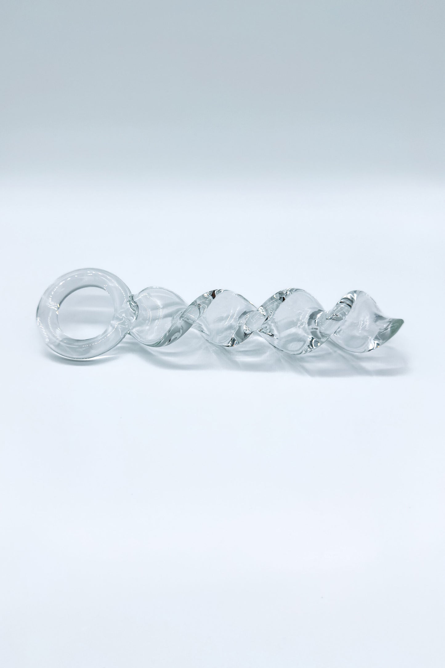 Glass plug with precise insertion